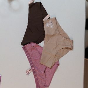 Lot of 3 NWT Victoria's Secret hiphugger panties, Size medium, 2 Secret Embrace